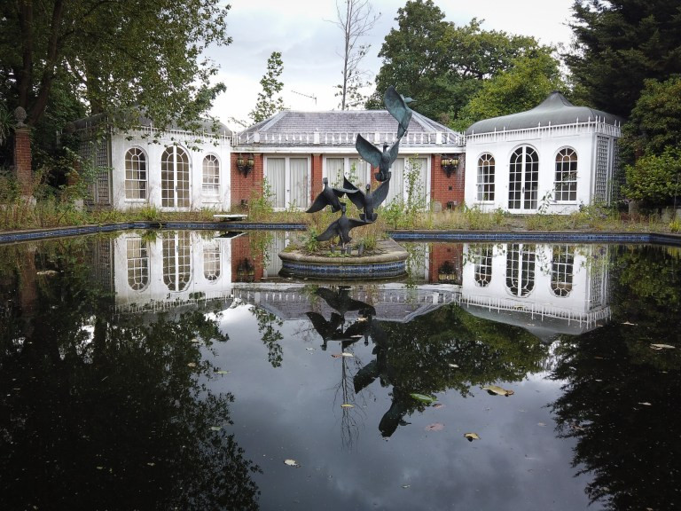 Bức tượng và hồ bị lãng quên nhiều thập kỷ trong khuôn viên biệt thự. (Ảnh: Beyond the Point / News Dog Media)