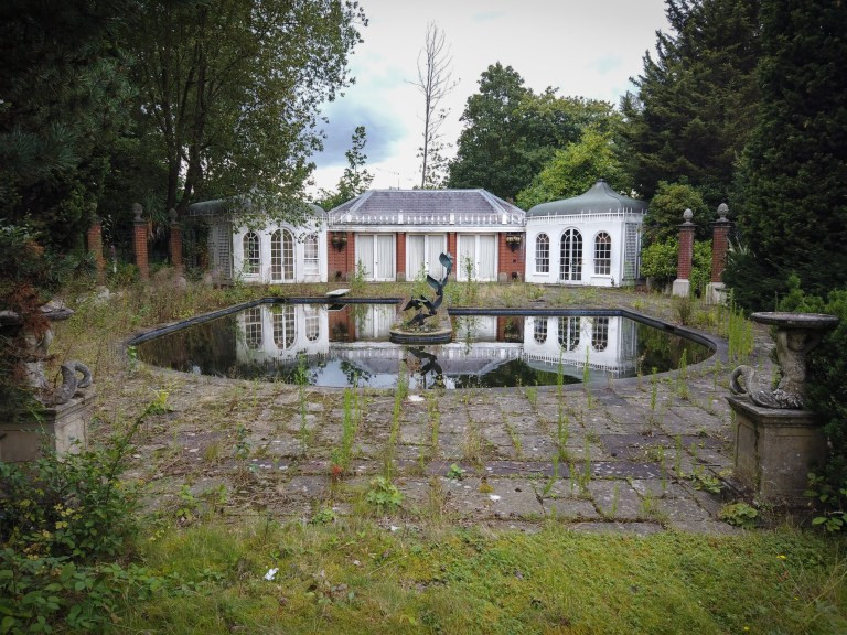 Hơn 120 phòng ngủ đã được tìm thấy trong những căn biệt thự bỏ hoang này. (Ảnh: Beyond the Point / News Dog Media)