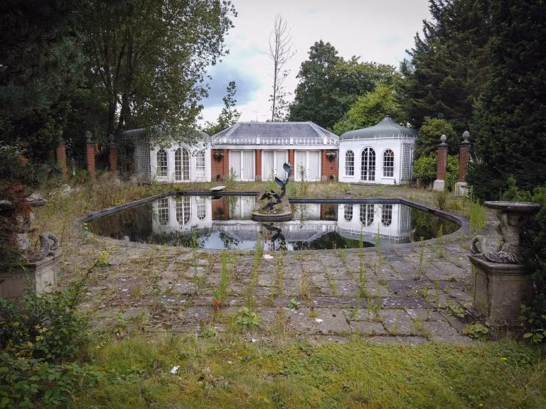 Hơn 120 phòng ngủ đã được tìm thấy trong những căn biệt thự bỏ hoang này. (Ảnh: Beyond the Point / News Dog Media)