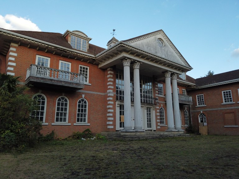 Một lâu đài đổ nát với kiến trúc tân cổ điển. (Ảnh: Beyond the Point / News Dog Media)