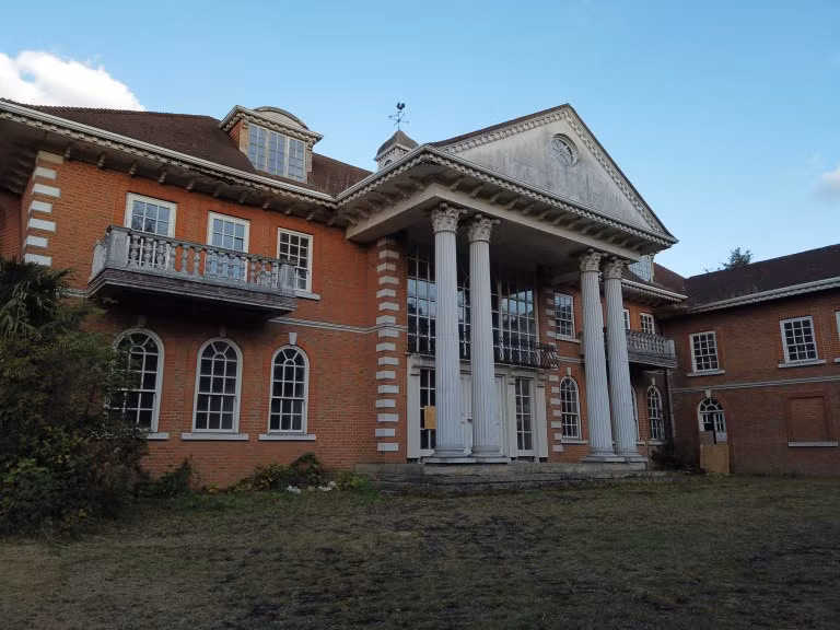 Một lâu đài đổ nát với kiến trúc tân cổ điển. (Ảnh: Beyond the Point / News Dog Media)