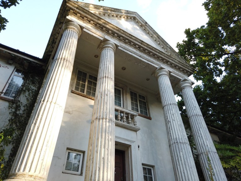 Những bức ảnh kỳ lạ được ghi lại bởi các nhà làm phim tài liệu Beyond The Point mới đây cho thấy những hồ bơi bị mốc và những khu vườn bỏ hoang đáng sợ. (Ảnh: Beyond the Point / News Dog)