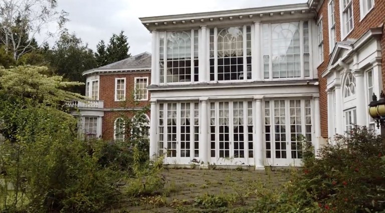 Một trong những ngôi nhà đắt nhất nước Anh được mua trên con phố này với giá 50 triệu bảng vào năm 2008. (Ảnh: Beyond the Point / News Dog Media)