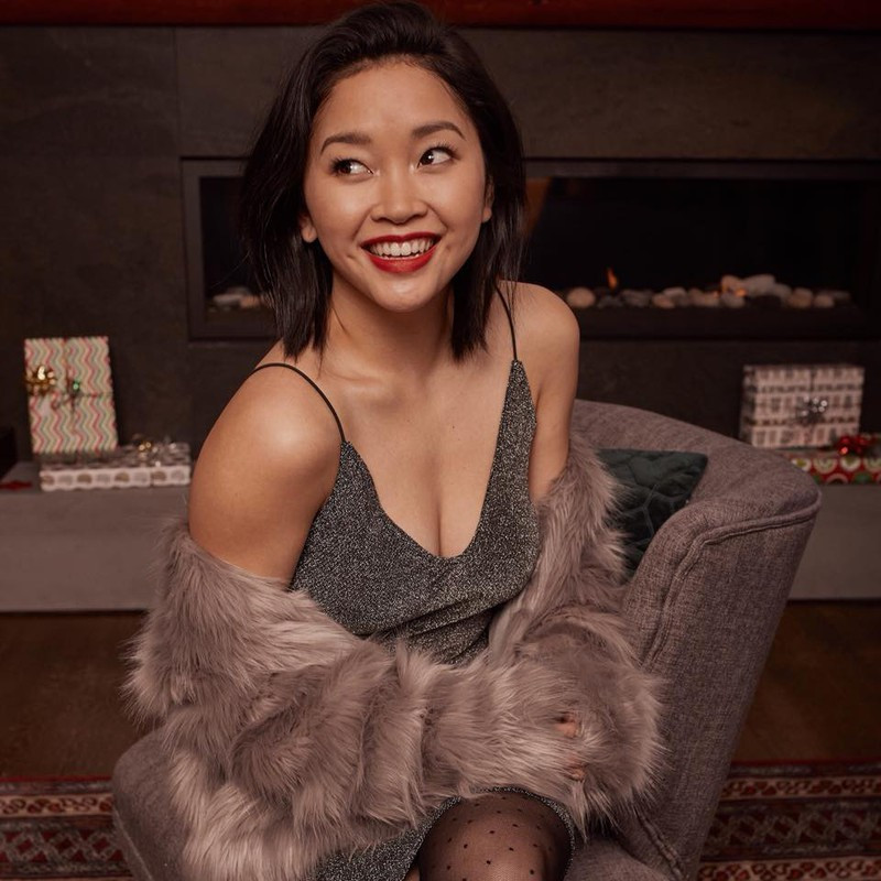 Ngắm nhan sắc xinh đẹp và rạng rỡ của Lana Condor...