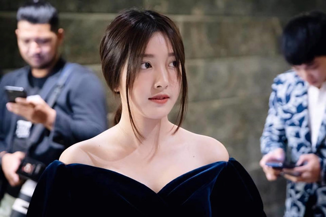 Dù không chọn cách "hở bạo" như nhiều hot girl khác khi diện trang phục quyến rũ, 9X Thái Lan vẫn "đốn tim" nhờ vẻ ngoài trưởng thành, đằm thắm. Cô gái 20 tuổi hiện cũng là cái tên đắt show quảng cáo, mẫu ảnh và diễn xuất trong các video ca nhạc. Trang cá nhân của 9X có hơn 500.000 người theo dõi.