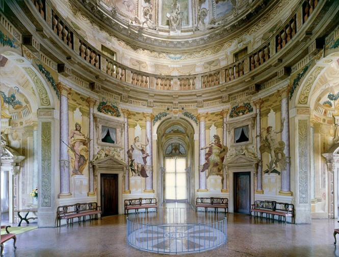 Bên trong tòa nhà được trang trí rất nhiều bức tranh bích họa nổi tiếng. (Ảnh: Italianways)