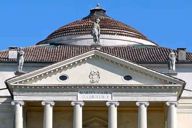 Trên đỉnh tòa nhà là mái vòm, đặc trưng trong kiến trúc cổ châu Âu. (Ảnh: Italianways)