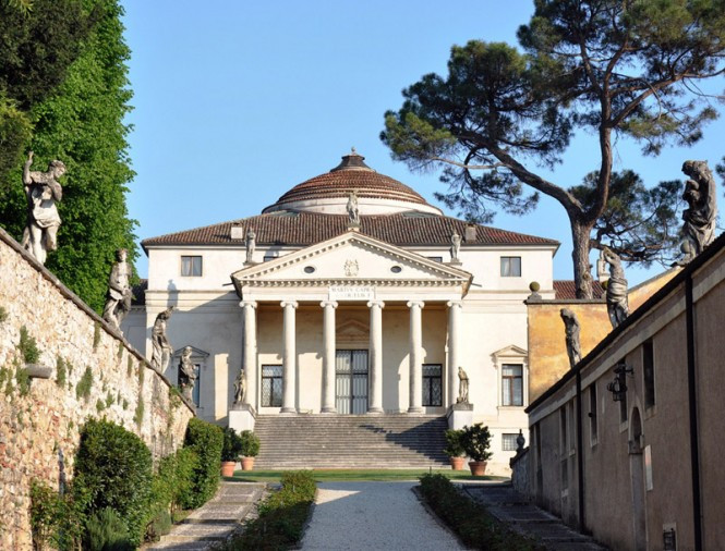 Hệ trụ cột tròn cổ điển mà sang trọng. (Ảnh: Italianways)