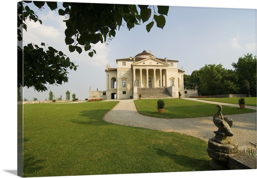 Khuôn viên rộng rãi bên ngoài căn biệt thự. (Ảnh: Italianways)