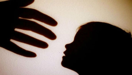 Phan no be gai 3 tuoi bi cha duong ham hiep, me de chung kien den chet