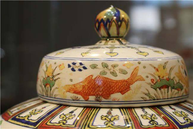 Thân bình còn có cá vàng màu sắc rực rỡ. Chiếc bình được tráng 3 lớp men.