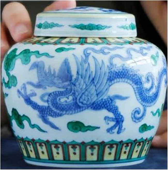 Tuy nhiên, khi chủ nhân đang nắm giữ nhờ chuyên gia đồ cổ đến định giá rất bất ngờ với giá trị của nó. Khi đưa ra đấu giá, nó được mua với giá 820.000 bảng (~24,6 tỷ đồng) nhưng sau khi cộng các phí thì người mua phải trả 1 triệu bảng (~30 tỷ đồng).