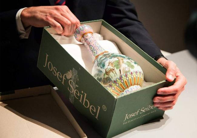 Trong cuộc đấu giá diễn ra ở Paris (Pháp), một chiếc bình cổ được làm từ thế kỷ 18 ở Trung Quốc đã được bán với giá 19,11 triệu USD (~444 tỷ đồng).