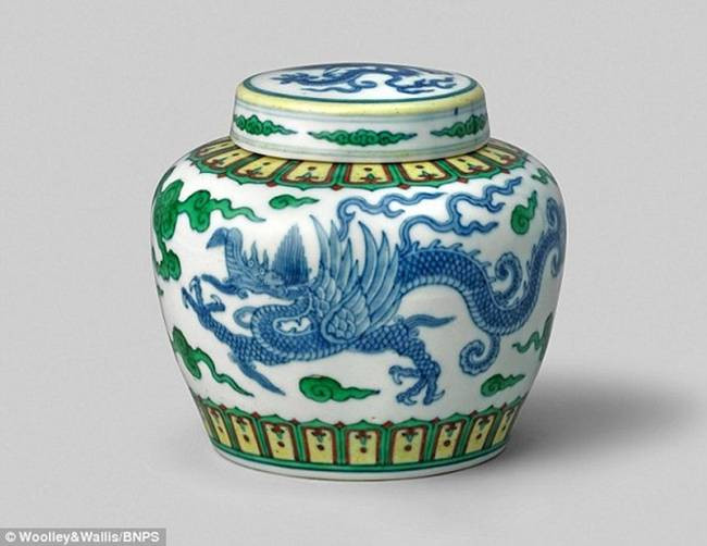 Sau khi chiếc bình được mua, chủ nhân đã truyền lại cho các thành viên trong nhà. Nhưng nó chỉ được để trên giá, phủ bụi theo năm tháng. Chiếc bình có màu xanh lá, trắng, xanh da trời tuyệt đẹp là tác phẩm điển hình cho nghệ thuật gốm Trung Quốc cách đây 3 thế kỷ.