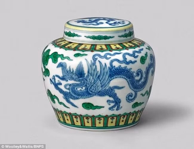 Sau khi chiếc bình được mua, chủ nhân đã truyền lại cho các thành viên trong nhà. Nhưng nó chỉ được để trên giá, phủ bụi theo năm tháng. Chiếc bình có màu xanh lá, trắng, xanh da trời tuyệt đẹp là tác phẩm điển hình cho nghệ thuật gốm Trung Quốc cách đây 3 thế kỷ.