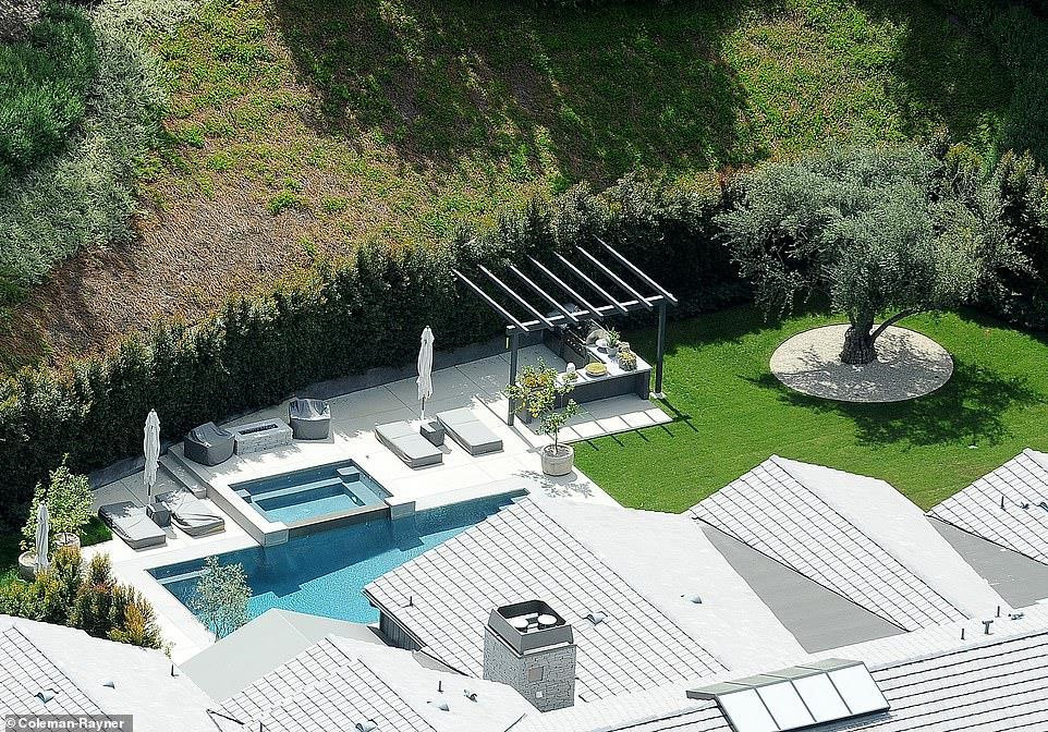 Ngôi nhà của người phụ nữ 63 tuổi có nhiều không gian để thư giãn ngoài trời như khu barbecue, hồ bơi, bể tắm nước nóng. Kris Jenner chia sẻ với tạp chí Architectural Digest rằng bà không thích đi ra ngoài nhiều như trước nữa và muốn nơi ở của mình trở nên yên tĩnh và thanh bình. Ảnh: Coleman-Rayner.