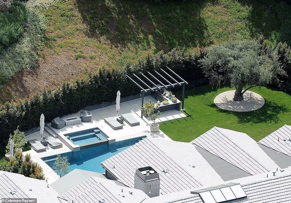 Ngôi nhà của người phụ nữ 63 tuổi có nhiều không gian để thư giãn ngoài trời như khu barbecue, hồ bơi, bể tắm nước nóng. Kris Jenner chia sẻ với tạp chí Architectural Digest rằng bà không thích đi ra ngoài nhiều như trước nữa và muốn nơi ở của mình trở nên yên tĩnh và thanh bình. Ảnh: Coleman-Rayner.