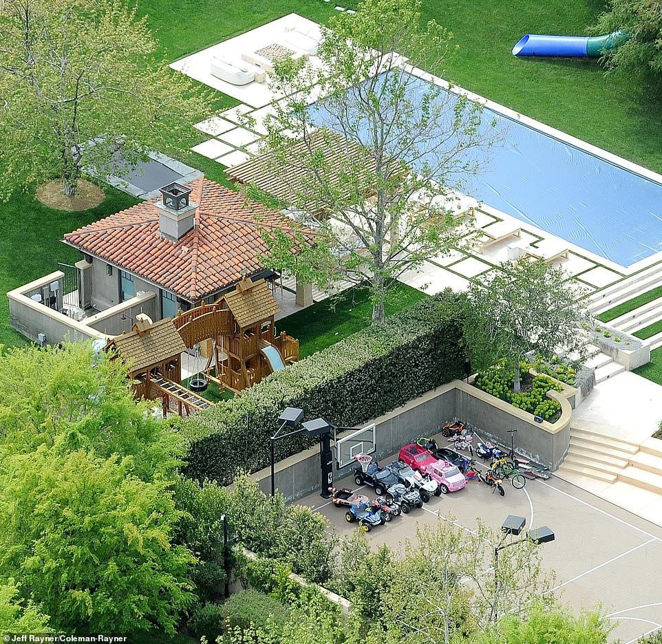 Ngoài bể bơi, bà mẹ còn trang bị cho 3 con nhỏ tấm bạt lò xò, cầu trượt và bộ sưu tập xe điện cho trẻ nhỏ và xe đạp cao cấp. Ảnh: Coleman-Rayner.