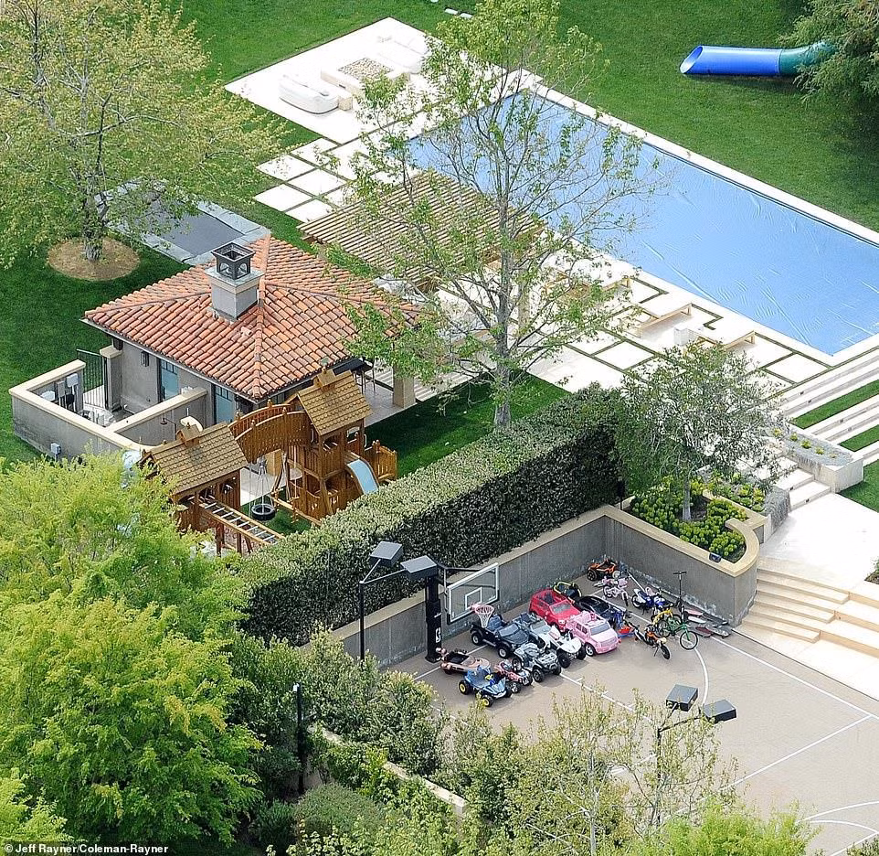 Ngoài bể bơi, bà mẹ còn trang bị cho 3 con nhỏ tấm bạt lò xò, cầu trượt và bộ sưu tập xe điện cho trẻ nhỏ và xe đạp cao cấp. Ảnh: Coleman-Rayner.