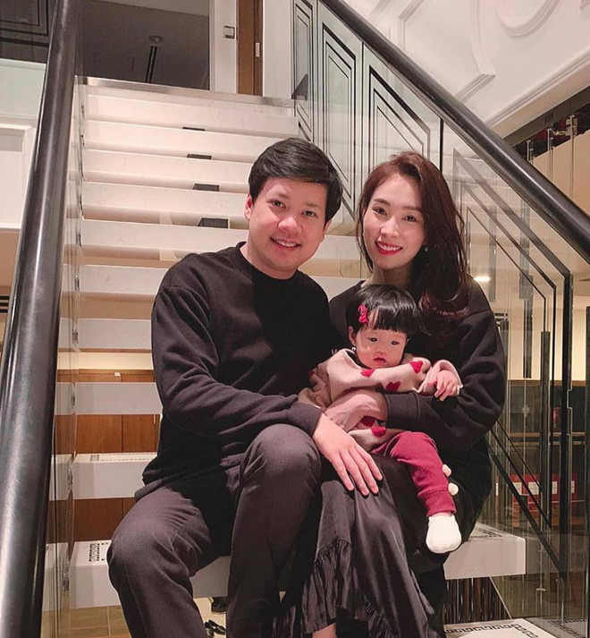 Một góc cầu thang phía trong căn biệt thự. Có thể thấy tổng thể căn biệt thự được thiết kế theo phong cách trẻ trung, hiện đại nhưng không kém phần sang trọng.