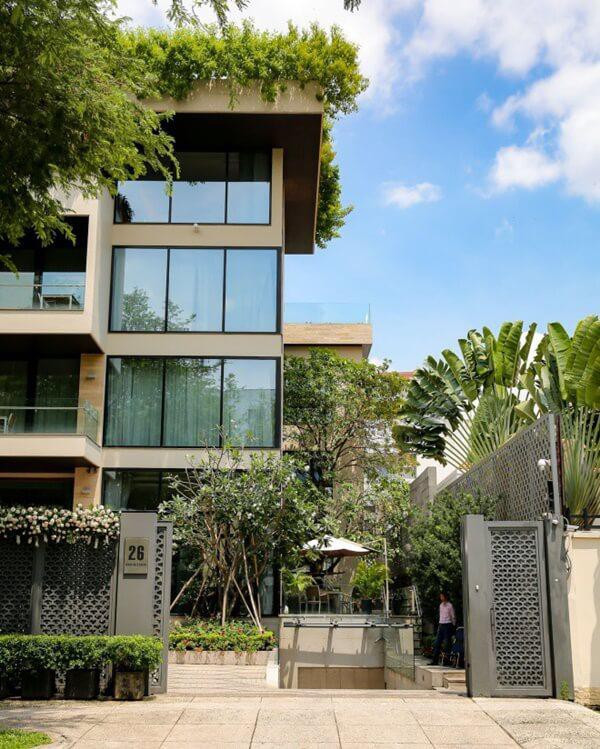 Nhìn từ phía ngoài, căn biệt thự của vợ chồng Đặng Thu Thảo khá bề thế và hoành tráng với thiết kế chú trọng sinh thái, nhiều khoảng không cho cây cối và hoa lá.