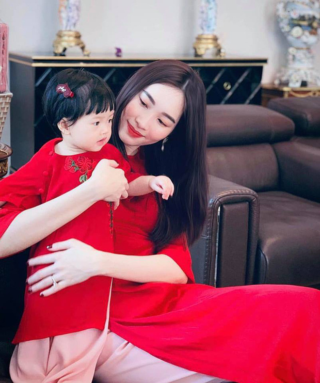 Nội thất phía trong căn biệt thự cũng rất xa hoa.