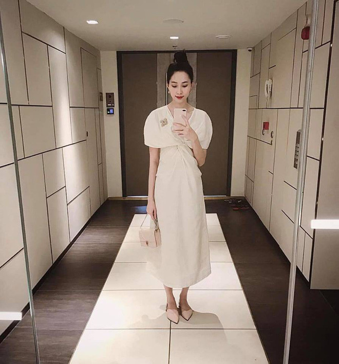 Một góc phòng thay đồ của Hoa hậu Đặng Thu Thảo. Cô chụp rất nhiều bức ảnh tại góc phòng đặc biệt này.