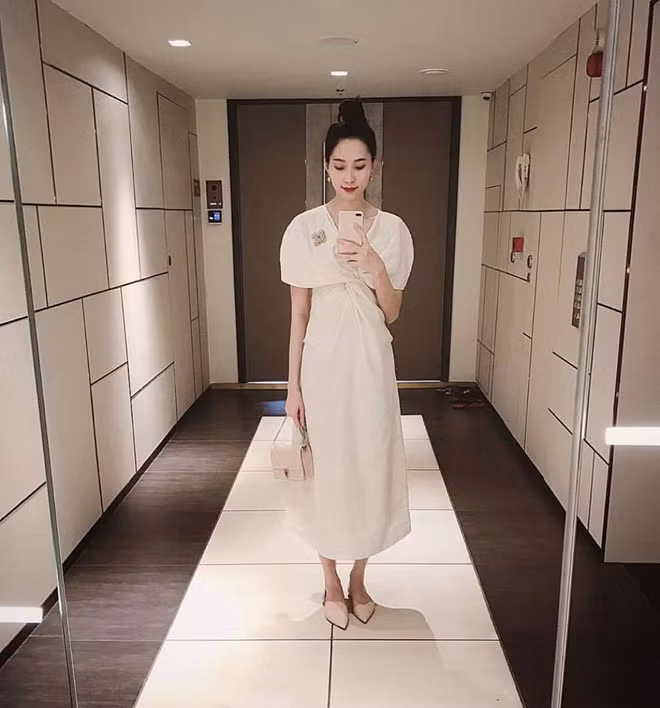 Một góc phòng thay đồ của Hoa hậu Đặng Thu Thảo. Cô chụp rất nhiều bức ảnh tại góc phòng đặc biệt này.