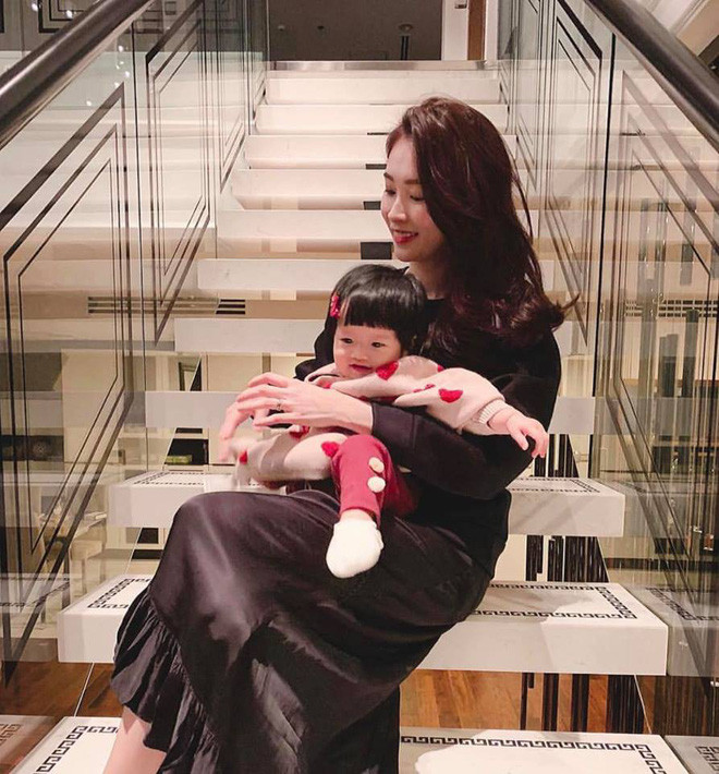 Hoa văn in trên bậc thang khá lạ mắt. Phần cầu thang cũng được thiết kế bằng kính rất ấn tượng, độc đáo.