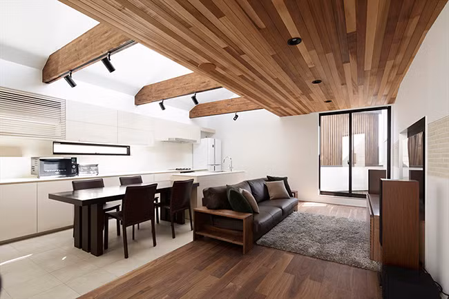 Phòng bếp liền kề phía sau giúp thuận lợi cho việc ăn uống và giải trí.