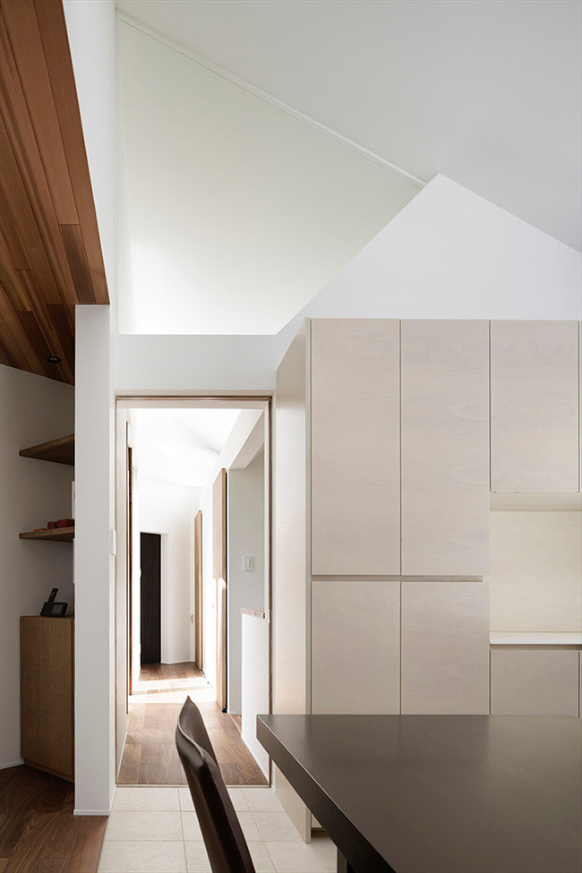 Tầng 2 được giữ nguyên thiết kế tương tự tầng 1 để đảm bảo tính nhất quán cho tổng thể căn nhà.