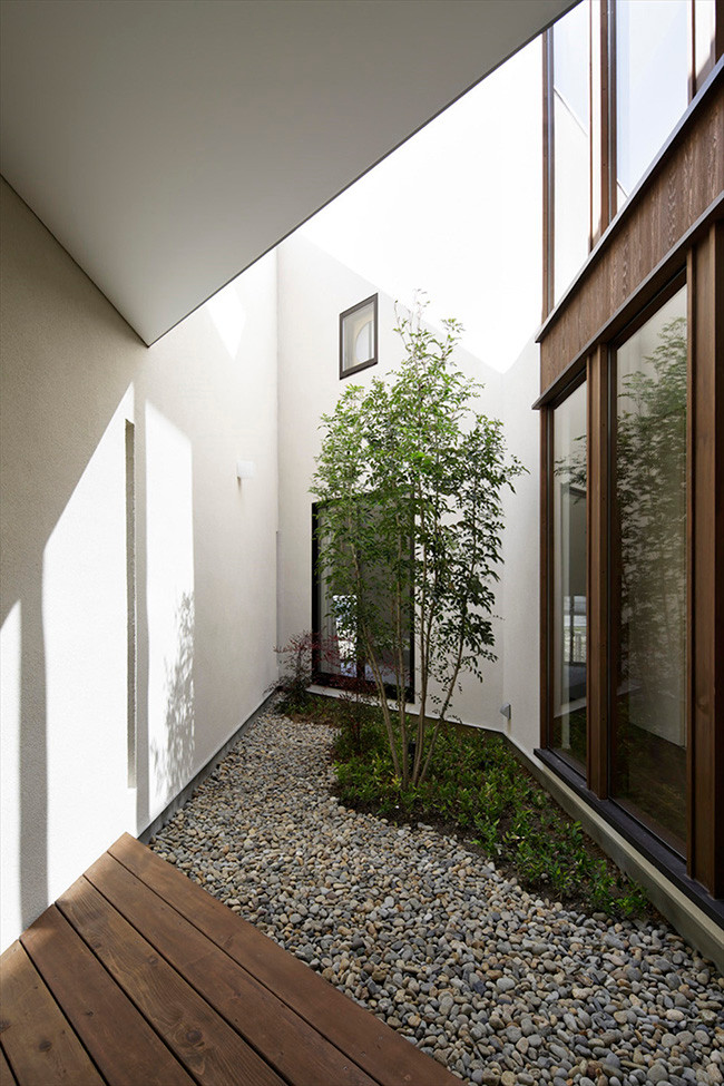 Ngôi nhà được chia thành nhiều không gian cho các hoạt động hàng ngày khác nhau của gia đình. Thiết kế ngoại thất của ngôi nhà khá tối giản nhưng vẫn trở nên nổi bật giữa khu phố.