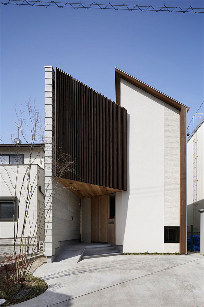 Nằm tại Nhật Bản, ngôi nhà đặc biệt này có thiết kế xoay 45 độ để tránh ánh nắng trực tiếp từ mặt trời và mang lại không gian mát mẻ, trong lành. Diện tích ngôi nhà khá khiêm tốn với 77 mét vuông nhưng sở hữu lối thiết kế thông minh và tận dụng không gian hợp lý.