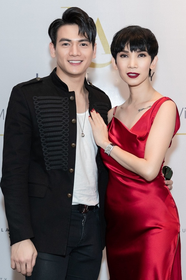 Diễn viên Gái già lắm chiêu 2 Lê Xuân Tiền mặc thanh lịch với tông trắng, đen.