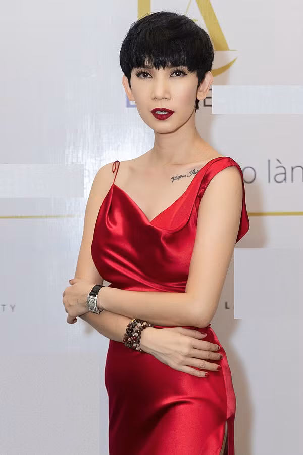 Than Thuy Ha lan dau tai xuat rang ro sau gan 2 thang sinh con