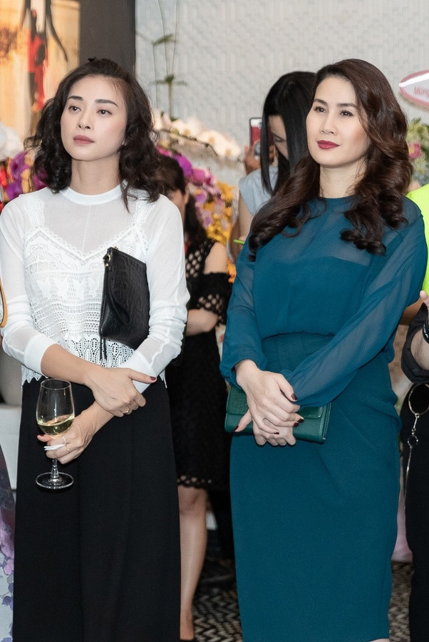 Diễn viên Thân Thúy Hà ra về ngay khi sự kiện kết thúc để cho con bú. Cô sinh năm 1978, là một trong những người mẫu nổi tiếng trên sàn catwalk Việt, cùng thời với Thanh Hằng, Xuân Lan... Sau khi từ bỏ nghề mẫu, cô chuyển sang đóng phim truyền hình.