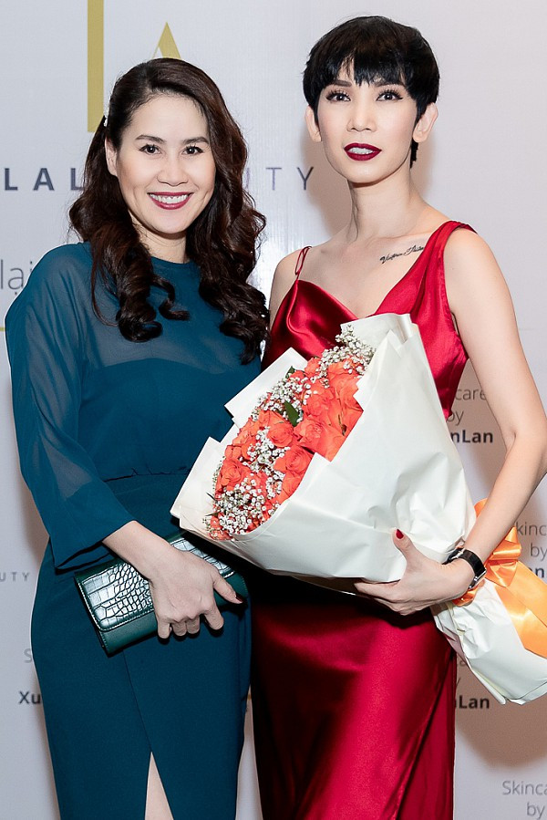 Diễn viên Thân Thúy Hà lần đầu xuất hiện sau khi sinh con gái đầu lòng vào đúng dịp Tết Nguyên đán vừa qua. Sau gần hai tháng sinh nở, người đẹp đang dần lấy lại vóc dáng cùng nhan sắc rạng rỡ. Hiện cô đưa con gái về Việt Nam chăm sóc và bắt đầu trở lại một số công việc phù hợp.