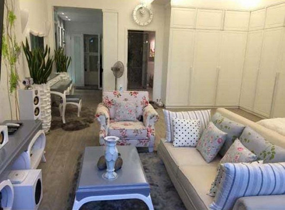 Được biết diễn viên Lê Khánh rao bán căn hộ với giá 2,7 tỉ đồng. Bên trong căn hộ lấy màu trắng làm tông màu chủ đạo. Nội thất trong nhà hiện đại, không gian thoáng mát.