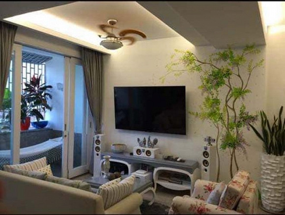 Phòng khách trong căn hộ của diễn viên Lê Khánh.