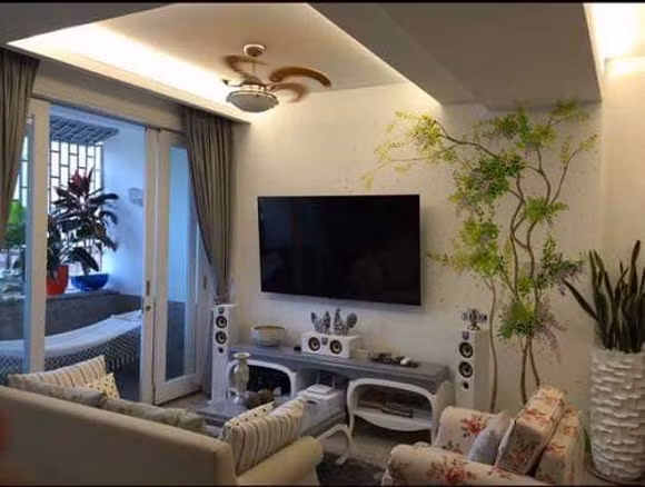 Phòng khách trong căn hộ của diễn viên Lê Khánh.