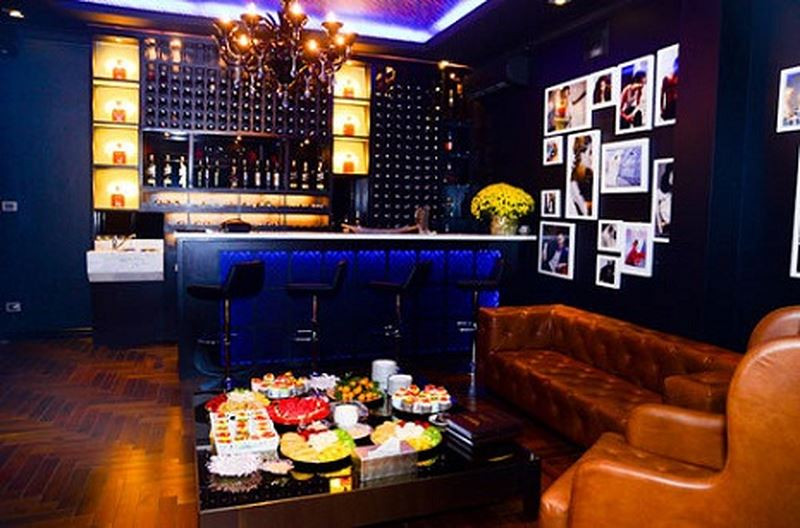 Nổi tiếng, xinh đẹp và giàu có, Trương Ngọc Ánh đã đầu tư rất nhiều cho bản thân để hình ảnh của mình luôn thật chỉnh chu và sang trọng khi xuất hiện bất cứ đâu. Ngôi biệt thự với giá triệu đô cũng là một trong những bằng chứng cho sự giàu có của nữ diễn viên này. Căn biệt thự trên đường Nguyễn Văn Hưởng (phường Thảo Điền, Q.2) được cô và chồng cũ cải tạo thành một tổ ấm lý tưởng, sang trọng. Ngôi nhà có kiến trúc trang nhã, rộng thoáng và thân thiện với thiên nhiên.