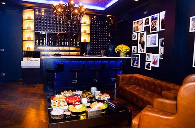 Nổi tiếng, xinh đẹp và giàu có, Trương Ngọc Ánh đã đầu tư rất nhiều cho bản thân để hình ảnh của mình luôn thật chỉnh chu và sang trọng khi xuất hiện bất cứ đâu. Ngôi biệt thự với giá triệu đô cũng là một trong những bằng chứng cho sự giàu có của nữ diễn viên này. Căn biệt thự trên đường Nguyễn Văn Hưởng (phường Thảo Điền, Q.2) được cô và chồng cũ cải tạo thành một tổ ấm lý tưởng, sang trọng. Ngôi nhà có kiến trúc trang nhã, rộng thoáng và thân thiện với thiên nhiên.