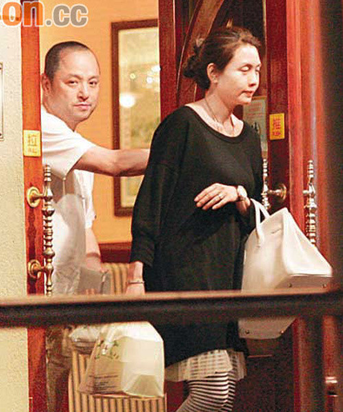 Cuộc sống giàu có nên Khâu Thục Trinh thường diện những chiếc túi xa xỉ. Chiếc túi Hermes Birkin trị giá 100 nghìn HKD (khoảng 300 triệu đồng) là một trong món đồ của nữ diễn viên.