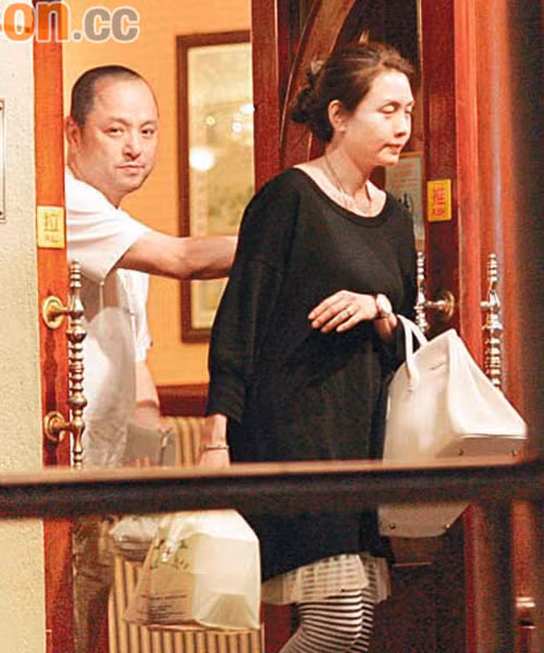 Cuộc sống giàu có nên Khâu Thục Trinh thường diện những chiếc túi xa xỉ. Chiếc túi Hermes Birkin trị giá 100 nghìn HKD (khoảng 300 triệu đồng) là một trong món đồ của nữ diễn viên.