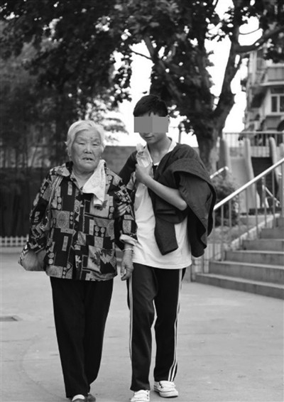 Nghen long hinh anh ba noi 80 tuoi cho chau trai bi thieu nang-Hinh-2