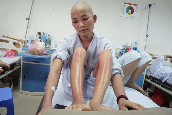 Me bi ung thu, chong bao hanh bat khoc vi khong co tien chu cap cho hai con