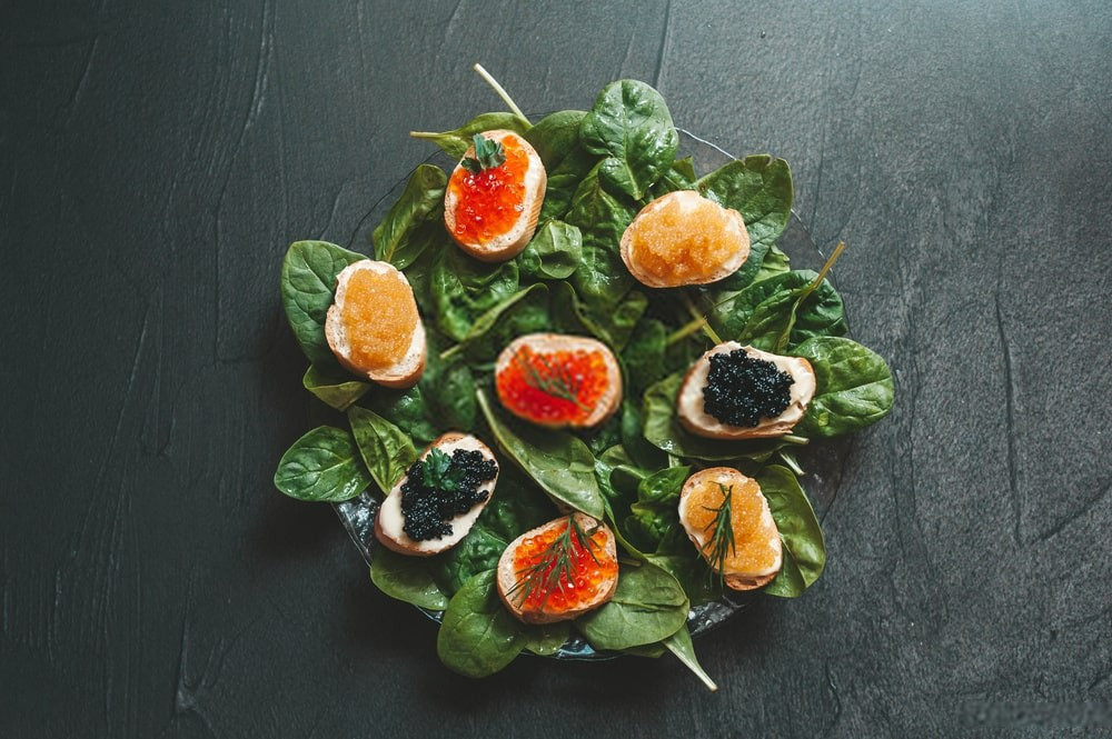 Bên cạnh đó, khi thưởng thức trứng cá tầm, thực khách sẽ ăn cùng một số món ăn truyền thống như rau mùi tây, thì là, kem chua, hành tây thái mỏng, hay trứng luộc xắt nhỏ. Khi cắn một miếng, những hạt trứng li ti sẽ tan ở trong miệng và tỏa ra hương vị muối mằn mặn đi kèm với vị trứng cá tầm đặc trưng. Ảnh: Natalia.