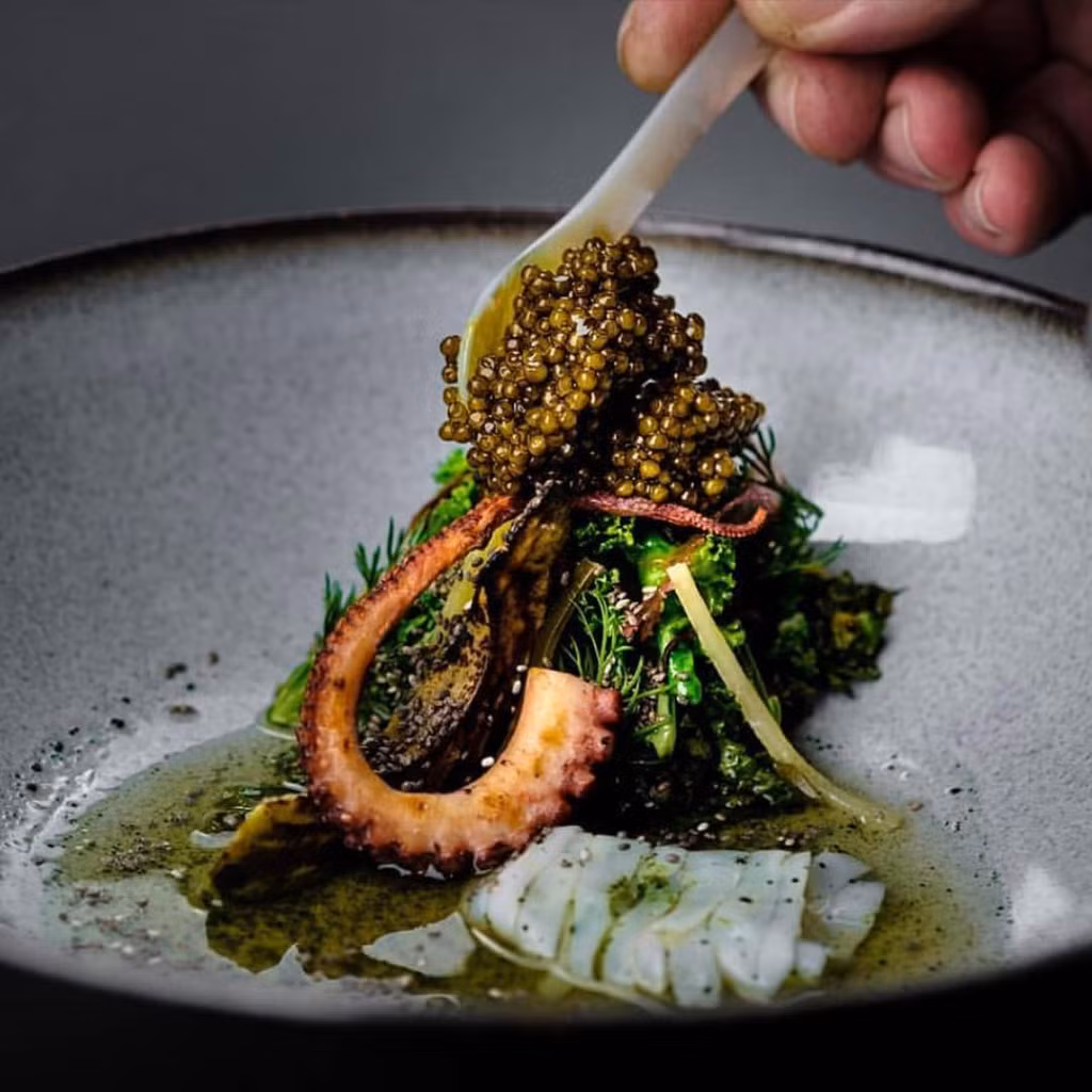 Theo truyền thống, trứng cá tầm phải được ăn khi đang lạnh. Trứng cá sau khi mổ, muối và ướp lạnh, sẽ dùng thìa nhỏ, xúc thả vào mu bàn tay khách, để thần kinh cảm nhận và quen dần với độ lạnh, rồi mới từ từ đưa lên miệng. Rượu được ưa chuộng dùng kèm với món là Vodka Beluga của Nga để giúp thực khách cảm nhận hương vị trứng cá muối một cách tinh khiết nhất. Ảnh: Lumistudio, Stevart, Shishkin.