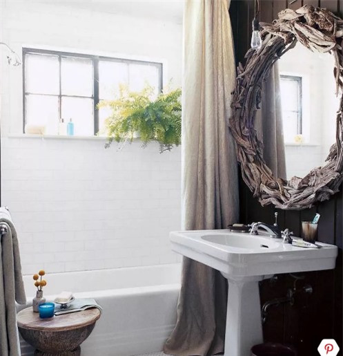 2 bức tường màu sáng- tối cùng với một chiếc gương lớn làm nổi bật vẻ tiện nghi và sang trọng của phòng tắm.