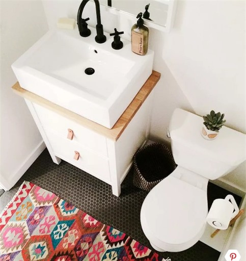 Trên đây là một ví dụ tuyệt vời về phòng tắm nhỏ với phong thủy tốt. Thảm lót sàn tổ ong, nội thất màu trắng đều tạo nên nguồn năng lượng ấm áp và tươi mới cho phòng tắm nhỏ.